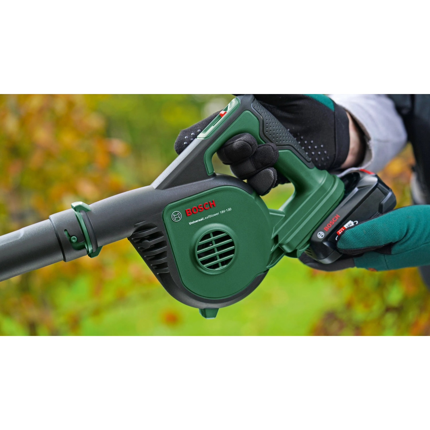 Bosch Akku-Laubbläser UniversalLeafBlower 18V-130 mit Akku und Ladegerät in Grün und Schwarz.