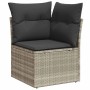 Hellgraues vidaXL Garten-Ecksofa aus Rattan mit grauen Kissen als Teil einer Sofagarnitur.