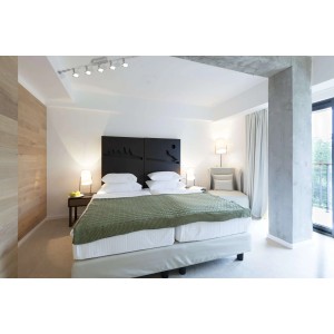 Modernes Schlafzimmer mit 5-flammigem LED-Seilsystem Tony in Stahl-Blank für flexible Beleuchtung.