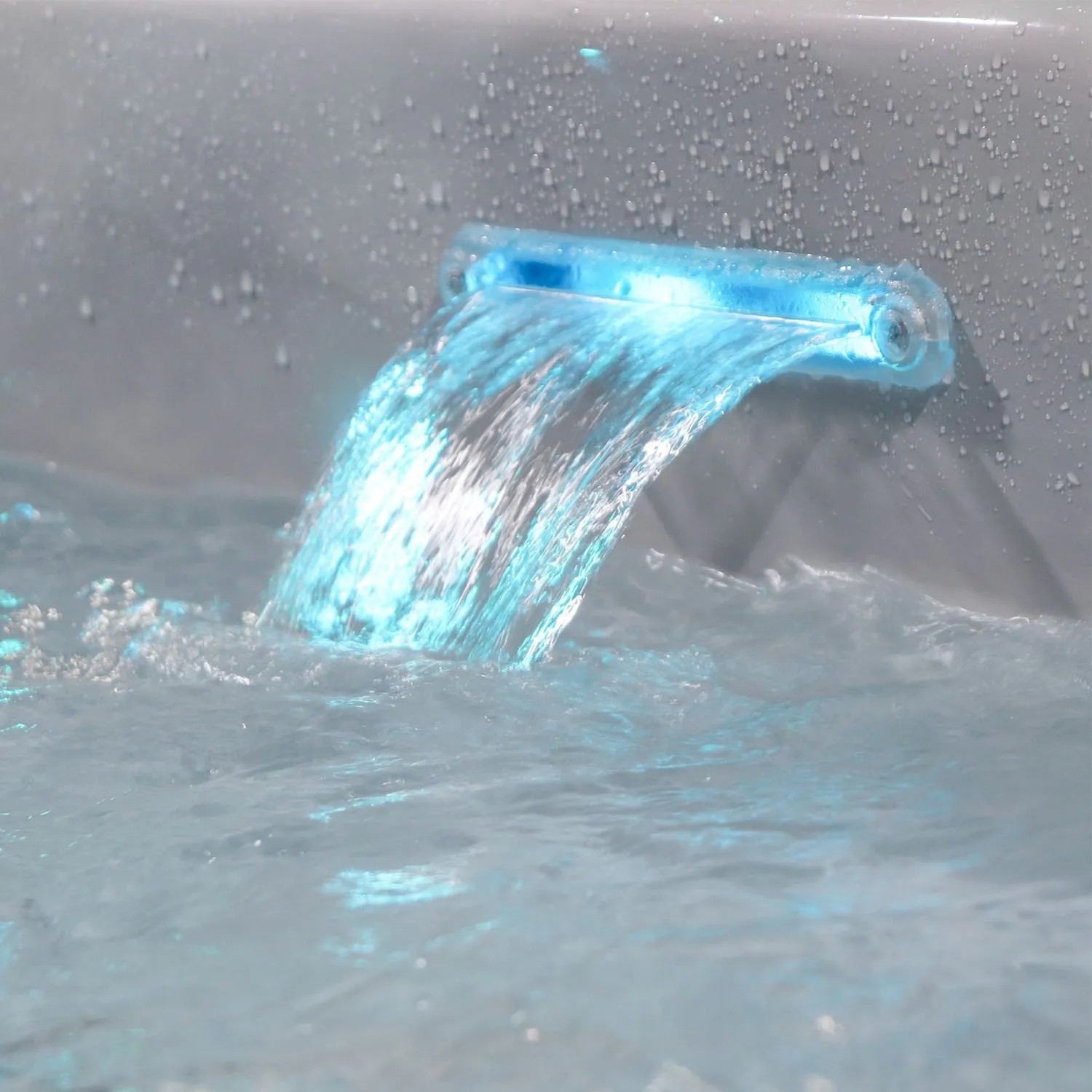 Detailaufnahme des Canadian Spa Whirlpool ThunderBay mit blau beleuchtetem Wasserfall.