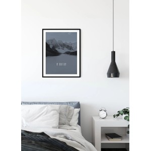 Komar Wandbild Word Lake Steel, 40x50 cm, mit Bergsee-Motiv im Rahmen.
