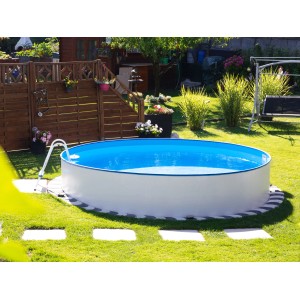 Steinbach Stahlwandpool-Set Nuovo Ø 550 cm im Garten mit Leiter und blauem Wasser.