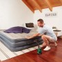 Bosch EasyInflate 18V-500 Akku-Luftpumpe beim Aufpumpen einer Luftmatratze.