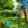 Gardena Akku-Hochentaster TCS 20/18V beim Schneiden eines Astes im Garten.