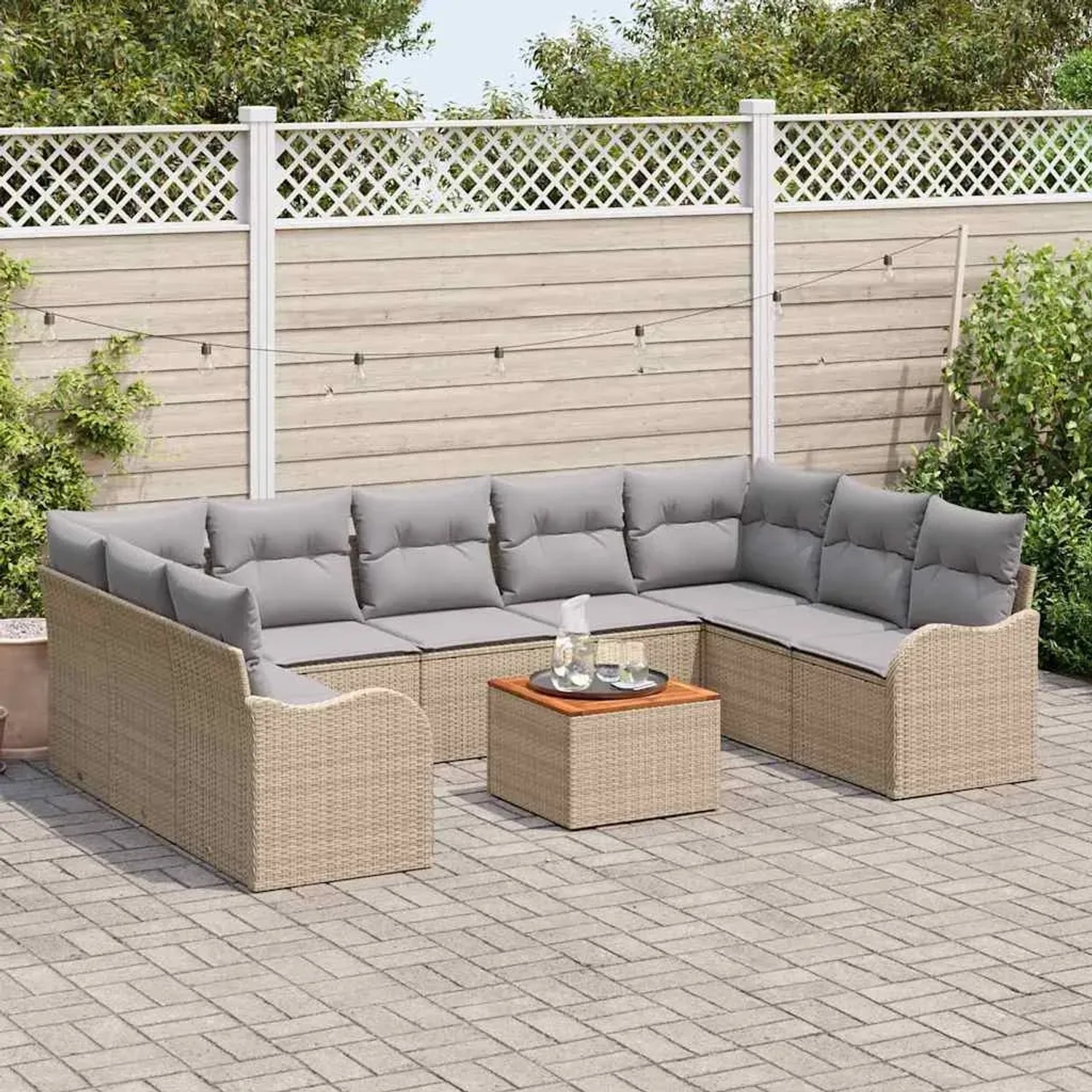 Beiges 10-tlg. vidaXL Garten-Sofa-Set aus Poly Rattan mit Tisch und grauen Kissen.