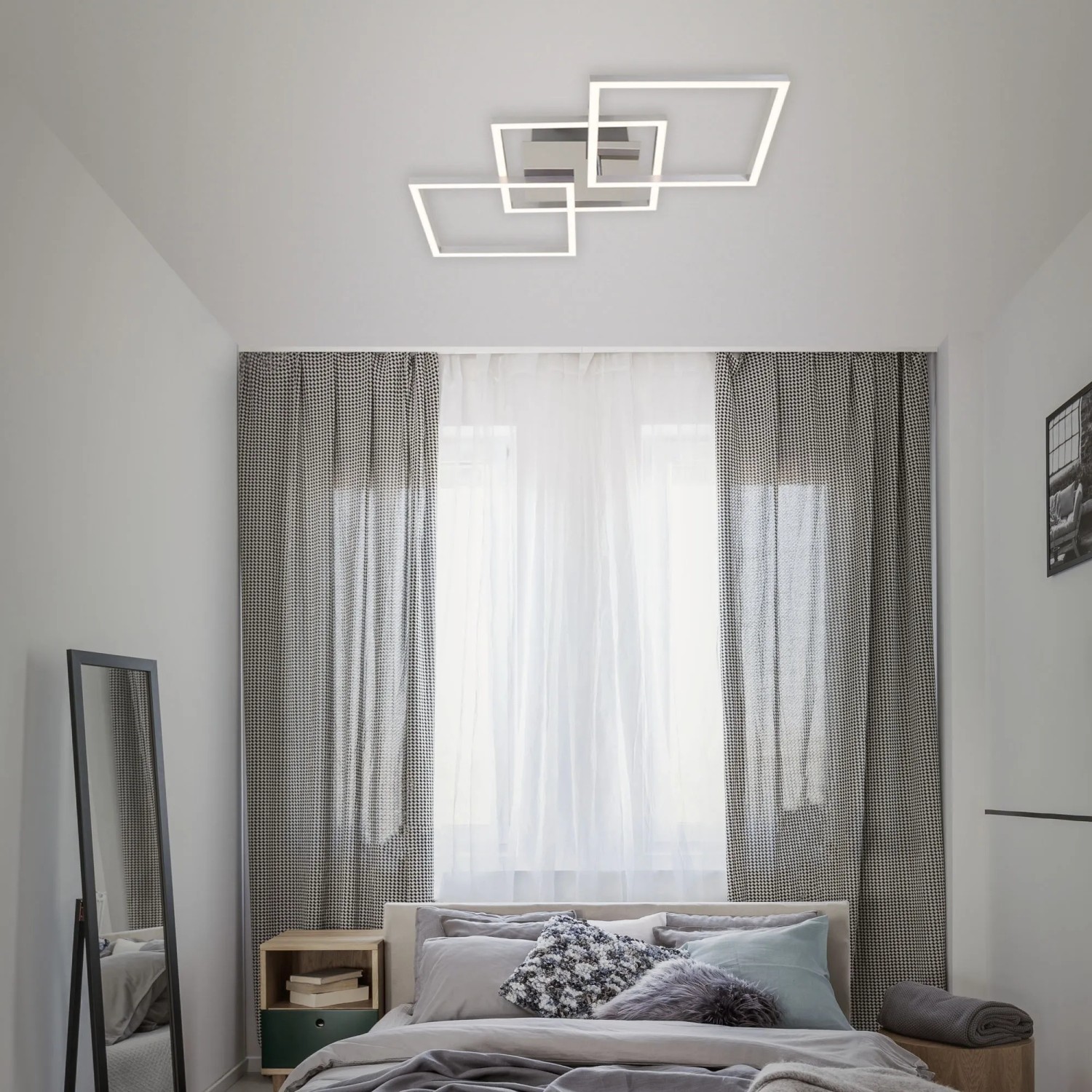 Dimmbare Brilo LED-Deckenleuchte Frame in Silber mit quadratischem Design im Schlafzimmer.