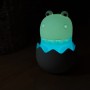 Dimmbares LED Kinder-Nachtlicht Diggy Dino RGBW, das aus einem Ei schlüpft.