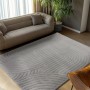 Silberner Lalee Teppich Comfort 501 (80x150 cm) mit modernem 3D-Effekt im Wohnzimmer.
