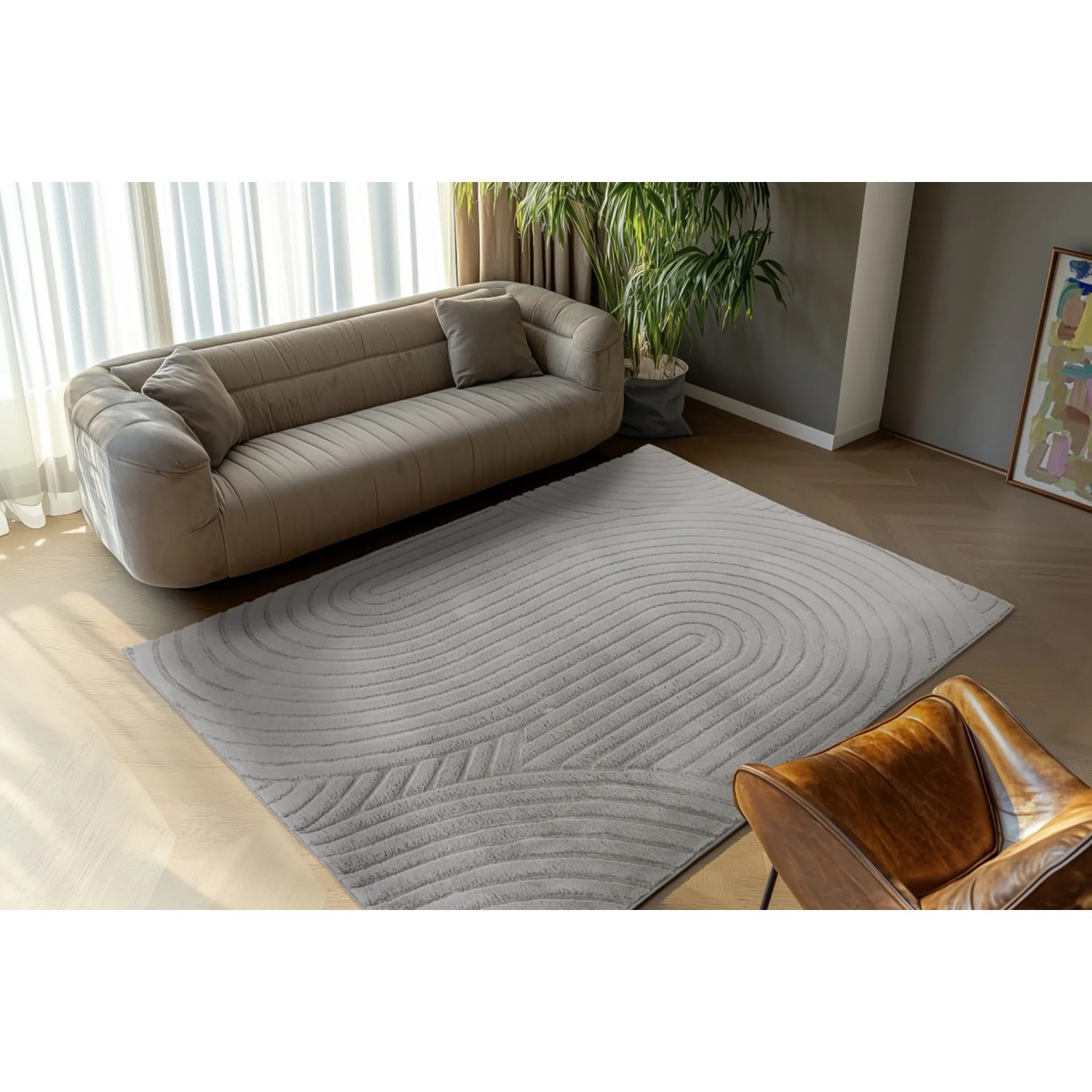 Silberner Lalee Teppich Comfort 501 (80x150 cm) mit modernem 3D-Effekt im Wohnzimmer.