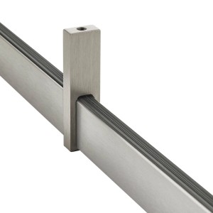 SOTECH NANO Schrankstangenlager aus matt gebürstetem Aluminium, hält ein Designer Schrankrohr. Mittelträger für stabile Schranklösungen.
