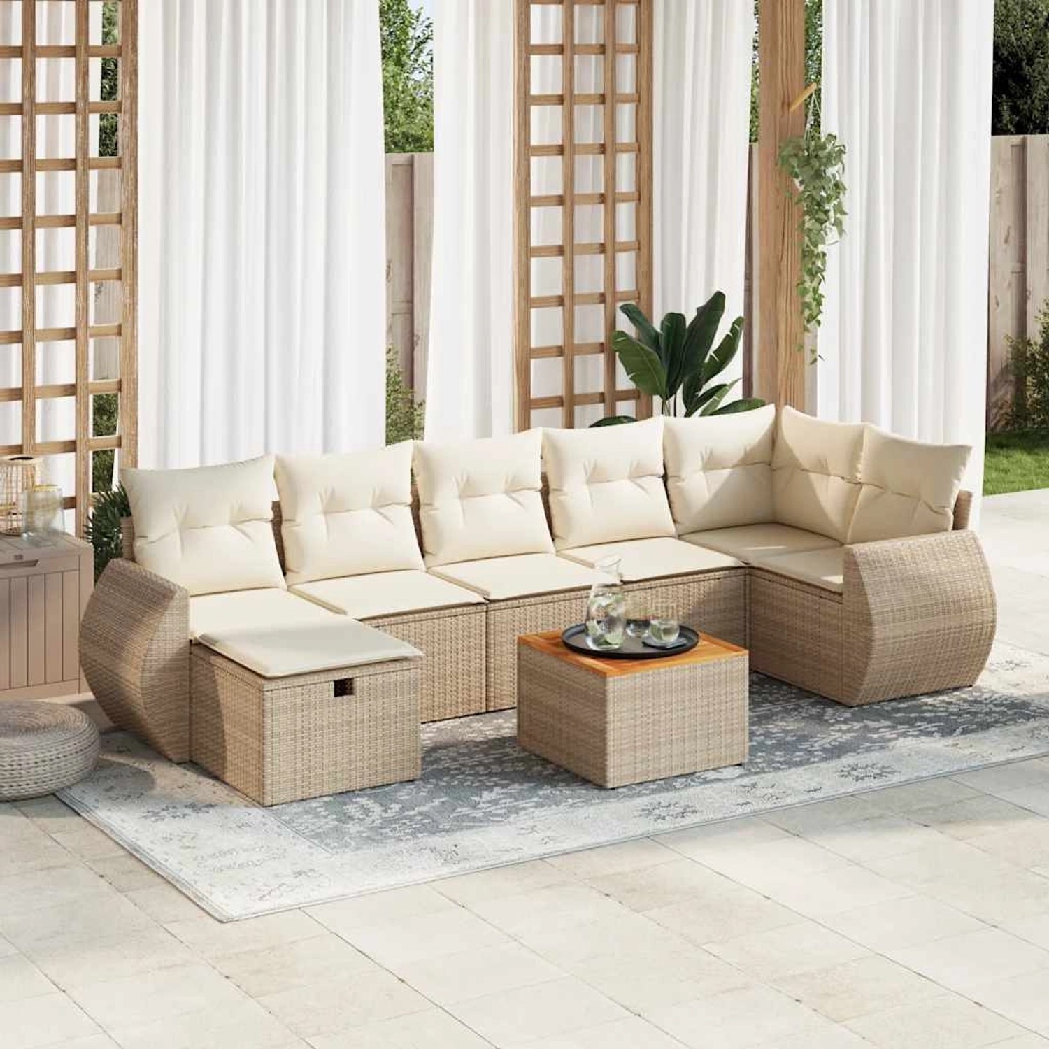 Beige 8-tlg. Garten-Sofagarnitur aus Polyrattan mit Kissen und Tisch für Terrasse oder Garten.