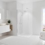 Helles Badezimmer mit Schulte Duschrückwand DecoDesign 255x90 cm in Weiß.