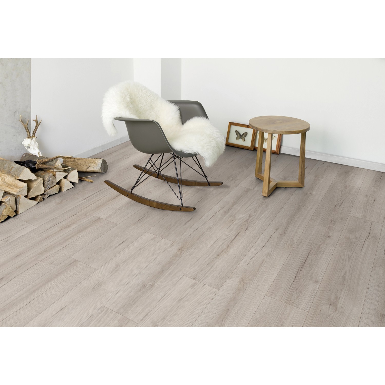 Heller Kaindl Laminatboden Poseidon Bali Oak, wasserfest, im Wohnraum mit Stuhl und Beistelltisch.