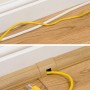 D-Line Kabelkanal Holzoptik 22x22mm mit gelbem Kabel an einer Wand entlang verlegt.