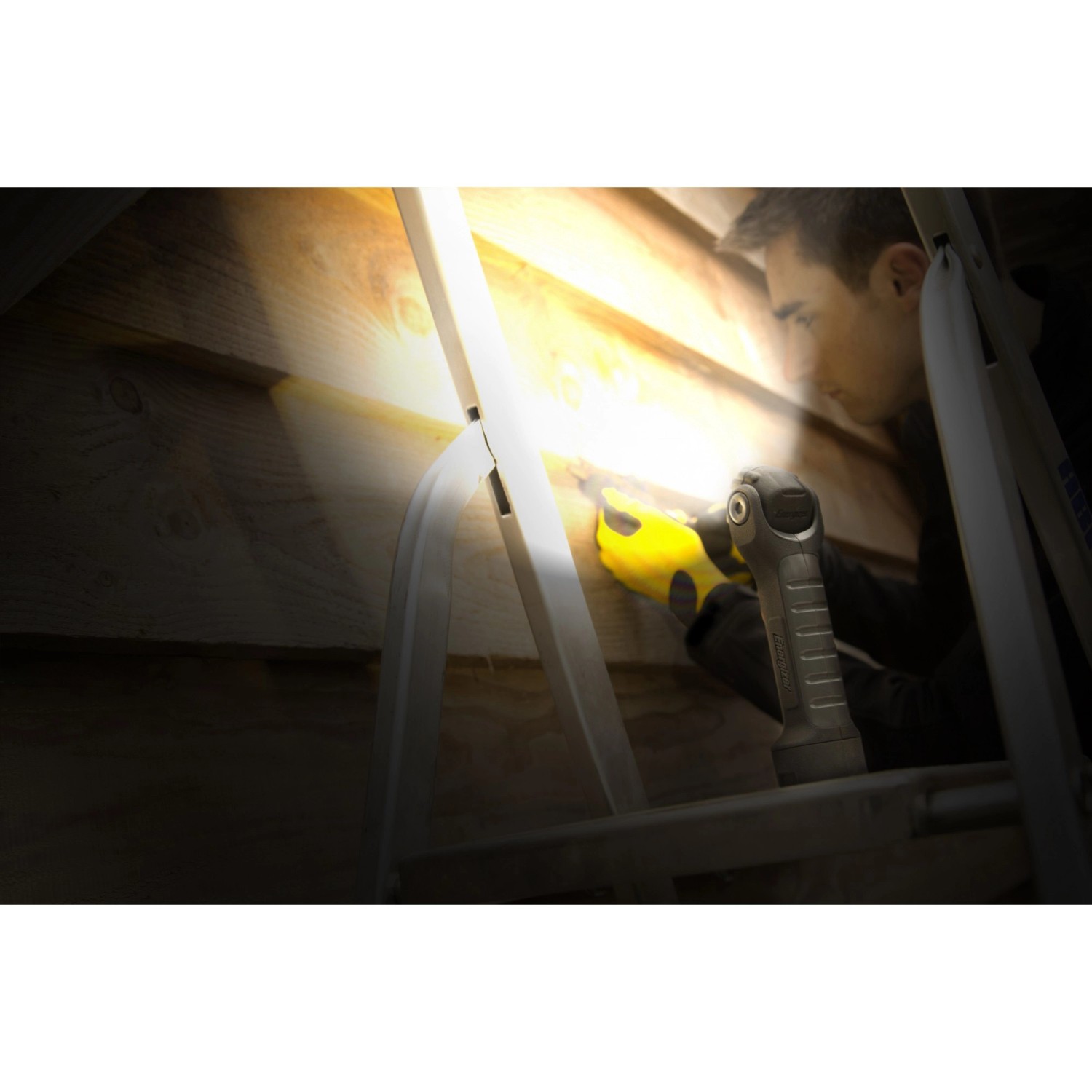 Energizer Hardcase Pivot Arbeitslampe im Einsatz auf einer Leiter, leuchtet einen Holzbalken aus.