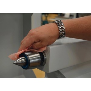 Anwendung: STALOC Reinigungstuch reinigt Werkzeugmaschine. Ideal für Werkstatt & Oberflächen.