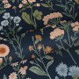 Dunkelblaue Vliestapete mit farbenfrohem Feldblumenmuster. Dekorative Tapete mit Blüten in Blau, Orange, Rosa.