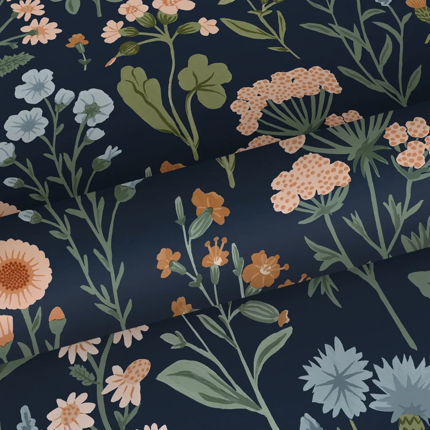 Dunkelblaue Vliestapete mit farbenfrohem Feldblumenmuster. Dekorative Tapete mit Blüten in Blau, Orange, Rosa.
