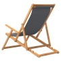 Klappbarer, grauer vidaXL Strandstuhl aus Teakholz, von hinten.