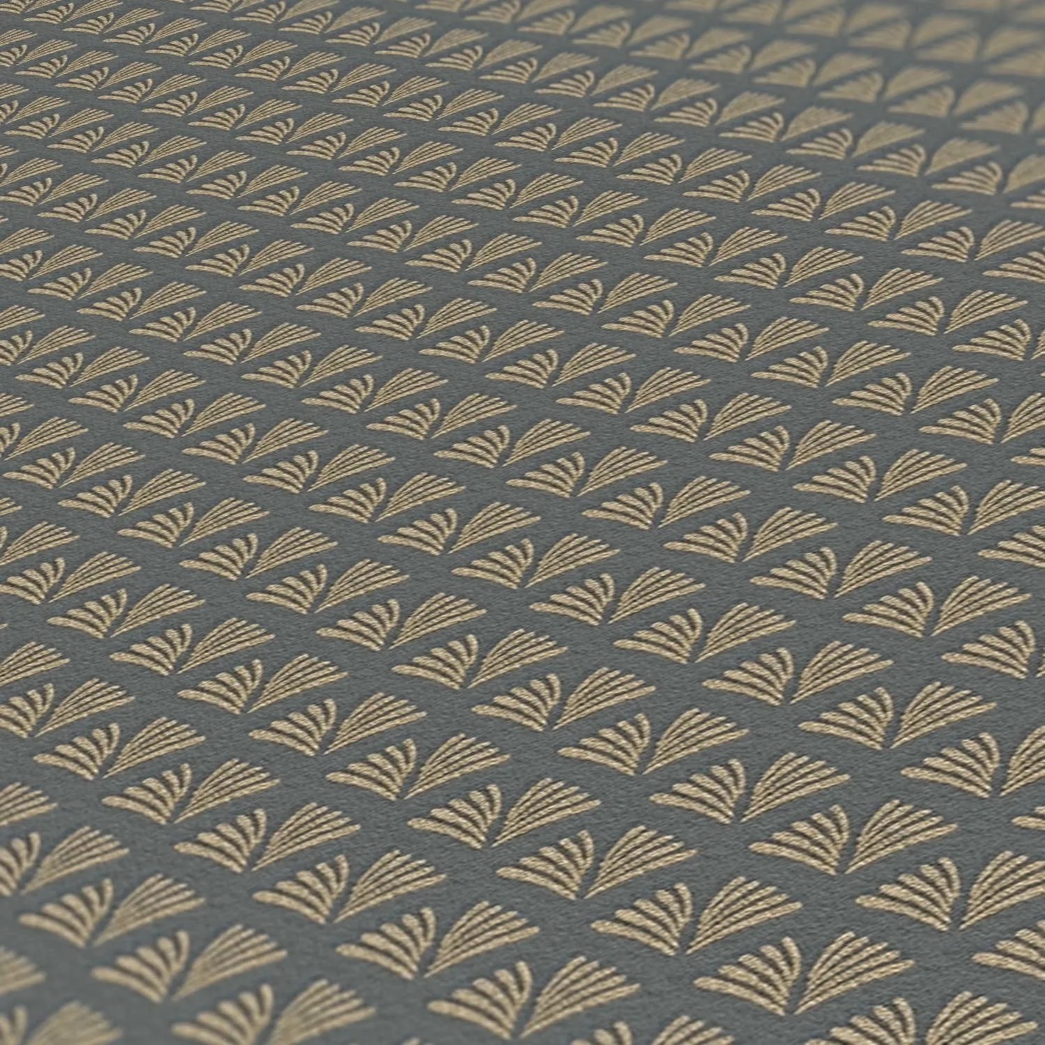 Tadessi Vliestapete in Grau mit goldenem Art Deco Fächermuster. Dekorative Tapete mit geometrischem Design.