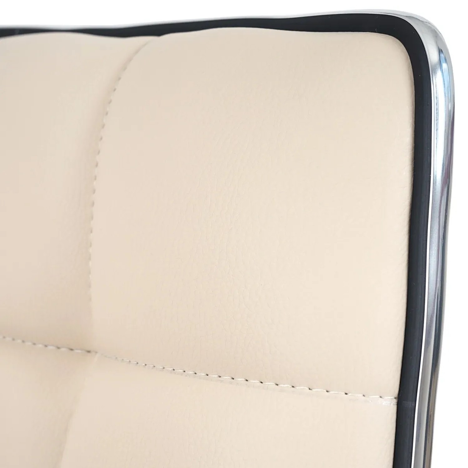 Detailansicht: Cremefarbener MCW Esszimmerstuhl C41 aus Kunstleder mit Chromleiste.