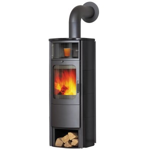 Hark Opera B grande Kaminofen in Meteorschwarz mit Holzscheiten und brennendem Feuer.