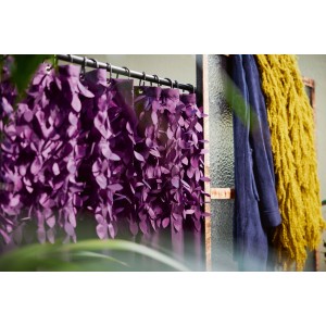 Dekorativer, violetter Duschvorhang „Dark Wonder“ von baliv mit Blatt-Applikationen.