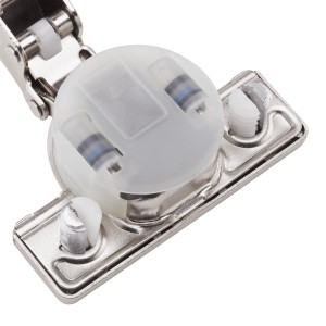 Salice Topfband Serie 700 LOGICA, vernickelt, mit einstellbarer Dämpfung. Detailansicht des Möbelscharniers.