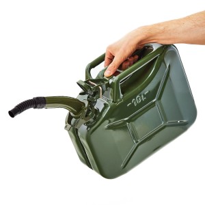 Hand hält grünen 10L Metall Kraftstoffkanister mit Ausgießer. Pannenhilfe für Auto & Motorrad.