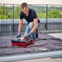 Einhell Akku-Fliesenschneider TE-TC 18/115 Li Solo im Einsatz beim Fliesenschneiden.