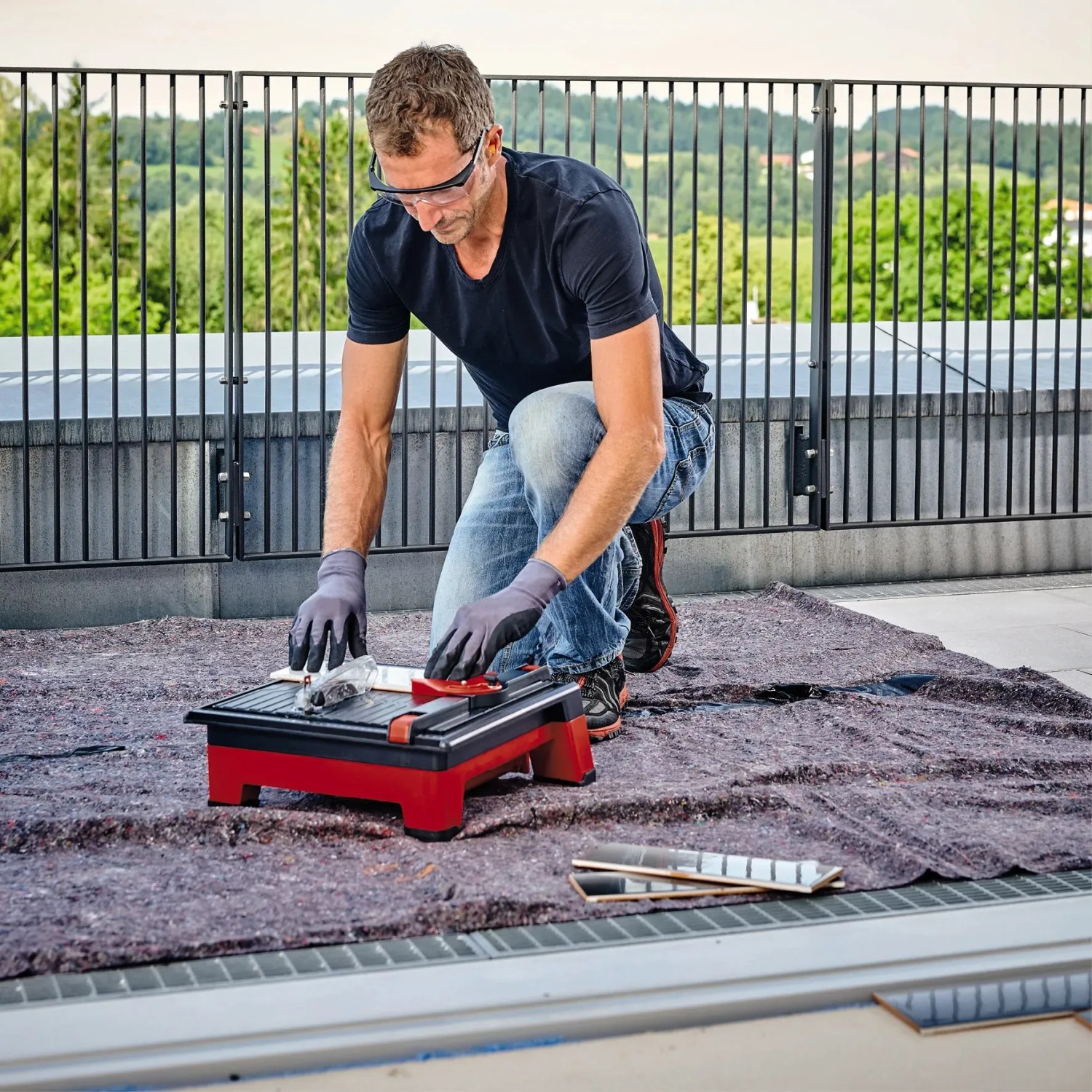 Einhell Akku-Fliesenschneider TE-TC 18/115 Li Solo im Einsatz beim Fliesenschneiden.