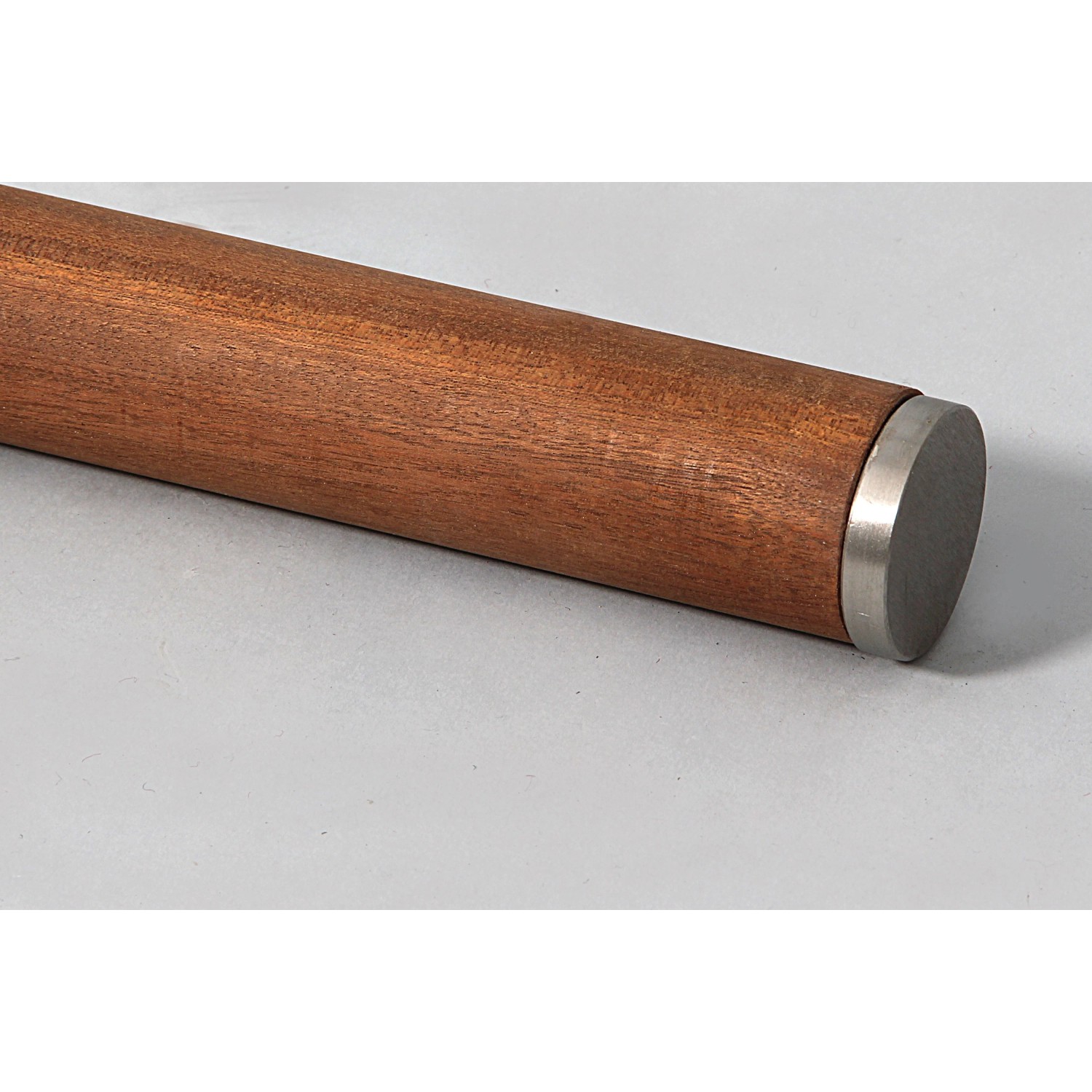 Handlauf aus Sapelli Massivholz (Ø 40mm) mit Edelstahl-Abschluss für Innen und Außen.