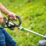 LUX-TOOLS Akku-Freischneider A-FS-2x20/30 im Einsatz im Garten.