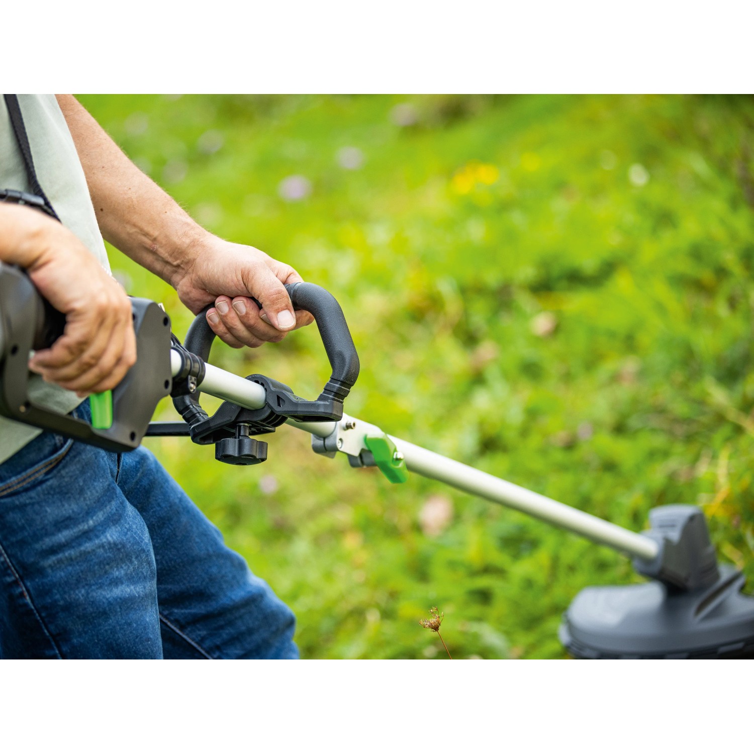 LUX-TOOLS Akku-Freischneider A-FS-2x20/30 im Einsatz im Garten.