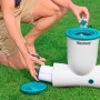 Bestway Skimatic 2-in-1 Filterpumpe mit Einhängeskimmer im Einsatz auf Rasen.