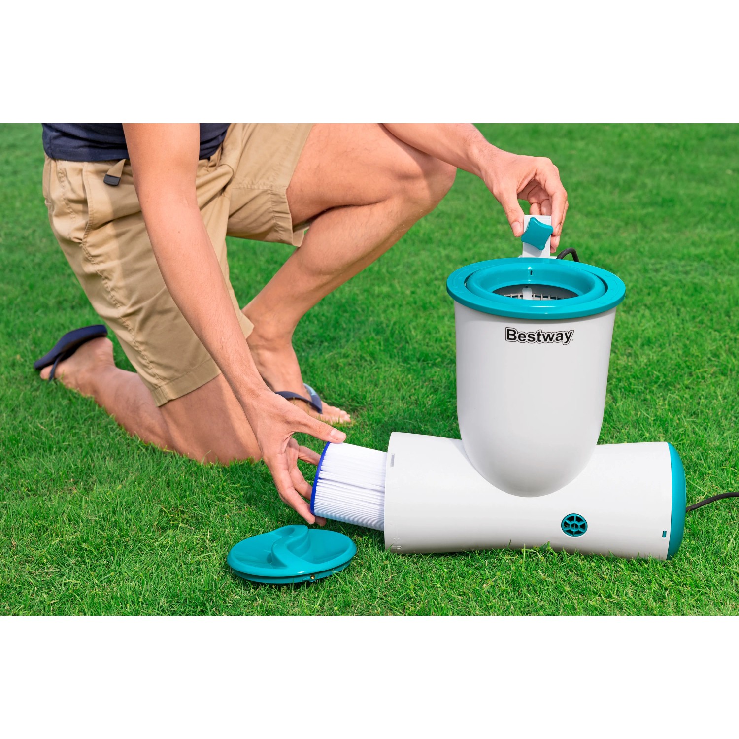 Bestway Skimatic 2-in-1 Filterpumpe mit Einhängeskimmer im Einsatz auf Rasen.