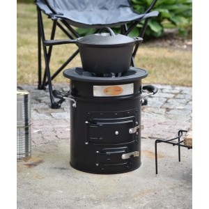 Schwarzer DELUKE Raketenofen aus Edelstahl mit Dutch Oven im Outdoor-Bereich.