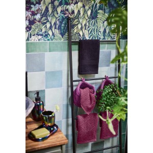 baliv Dark Wonder Gästehandtuch 2er-Set, Baumwolle, Schwarz, auf Leiter im Bad.