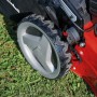 Detailaufnahme Rad und Gehäuse vom Einhell Benzin-Rasenmäher GC-PM 51/3 S HW-E.