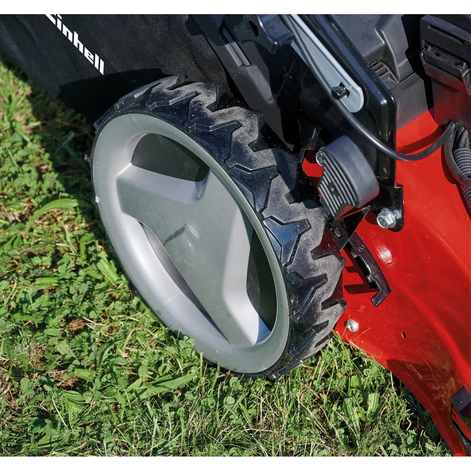 Detailaufnahme Rad und Gehäuse vom Einhell Benzin-Rasenmäher GC-PM 51/3 S HW-E.