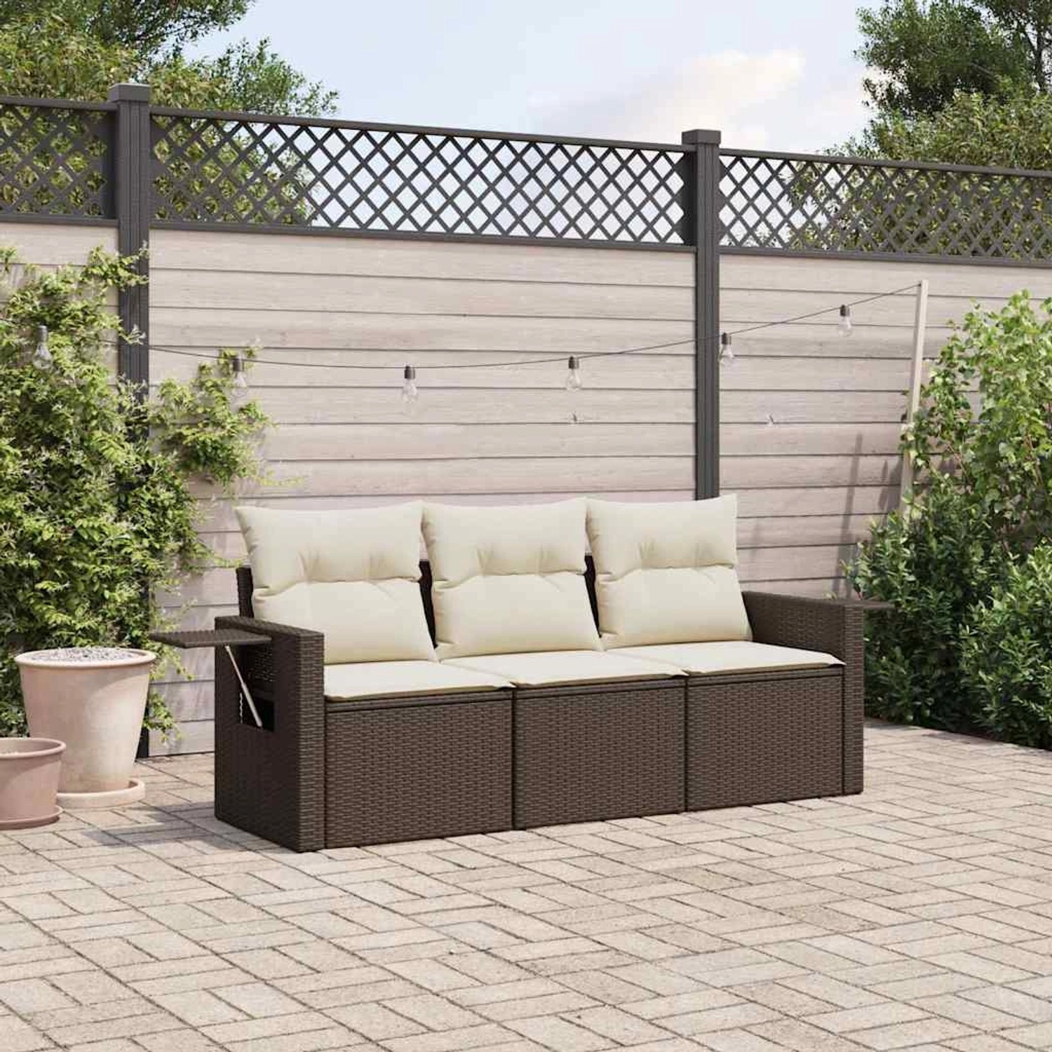 Braune 3-tlg. vidaXL Garten-Sofagarnitur aus Rattan mit cremefarbenen Kissen.