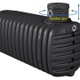 Schwarzer Promo Erdtank 4100 L mit Schachtverlängerung, drehbarem Domschacht und Anschlussbohrungen.