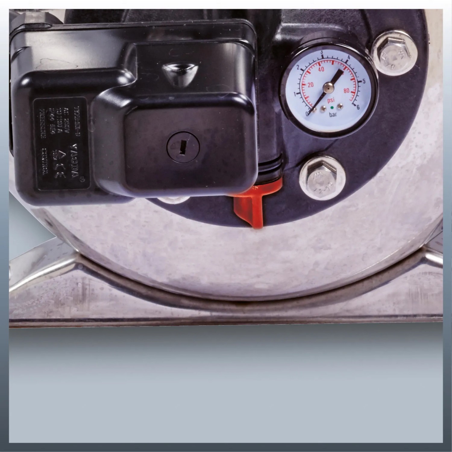 Detailaufnahme: Einhell GC-WW 1250 NN Hauswasserwerk mit Manometer und Schalter.