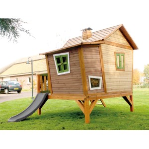 Axi Spielhaus Emma mit Rutsche, braun/grün, aus Holz mit schrägen Fenstern und Schornstein.