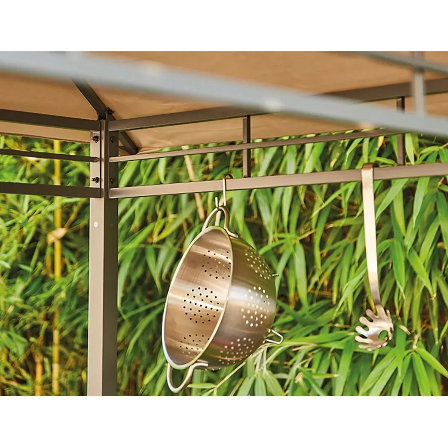 Detailaufnahme: Siena Garden BBQ Pavillon, Taupe, mit Grillutensilien am Dachgestänge.