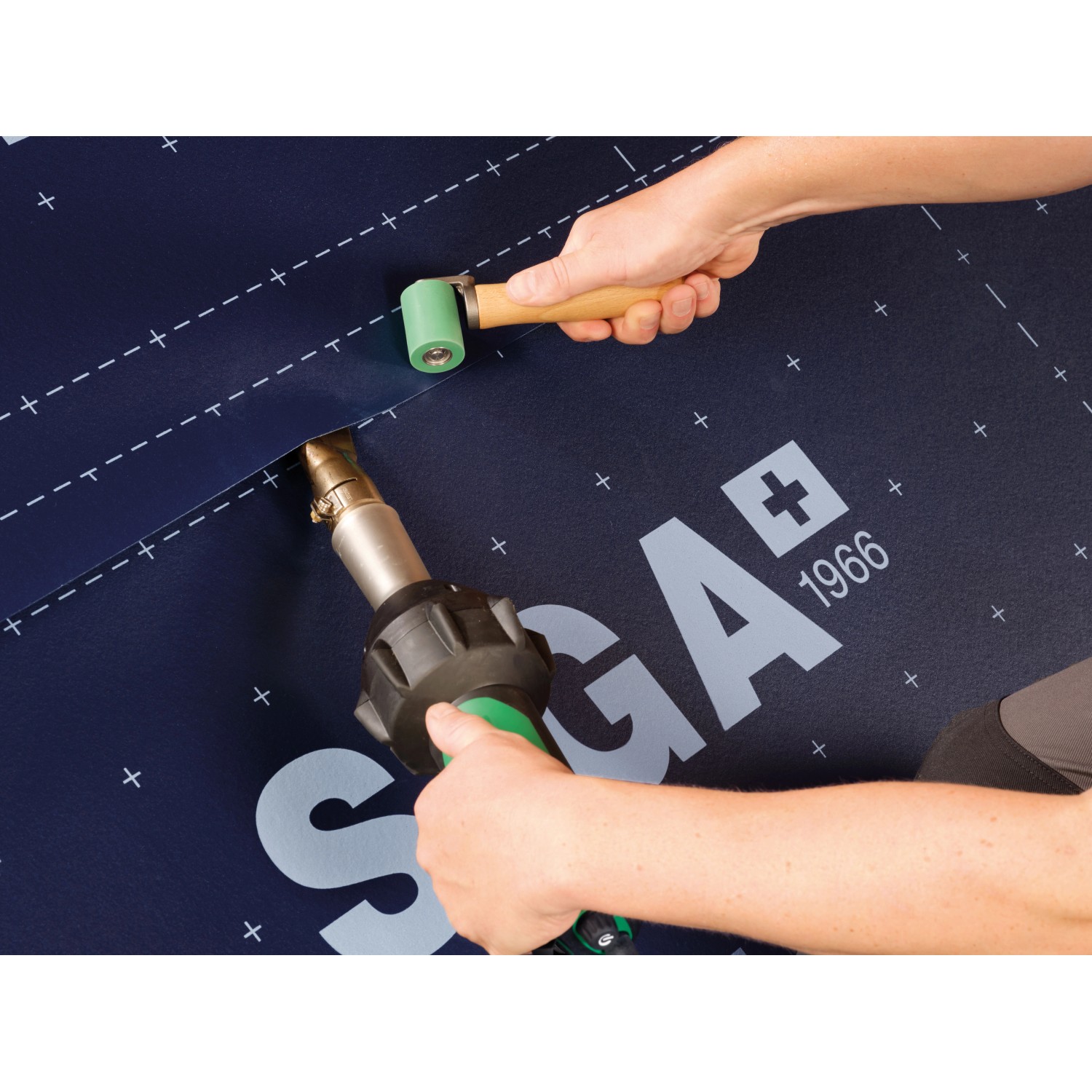 Verarbeitung der Siga Majcoat 350 Unterdeckbahn mit Heißluftfön und Andrückrolle.