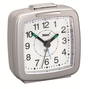 Analoger Quarz-Wecker in Silber mit gut lesbarem Ziffernblatt für den Nachttisch.