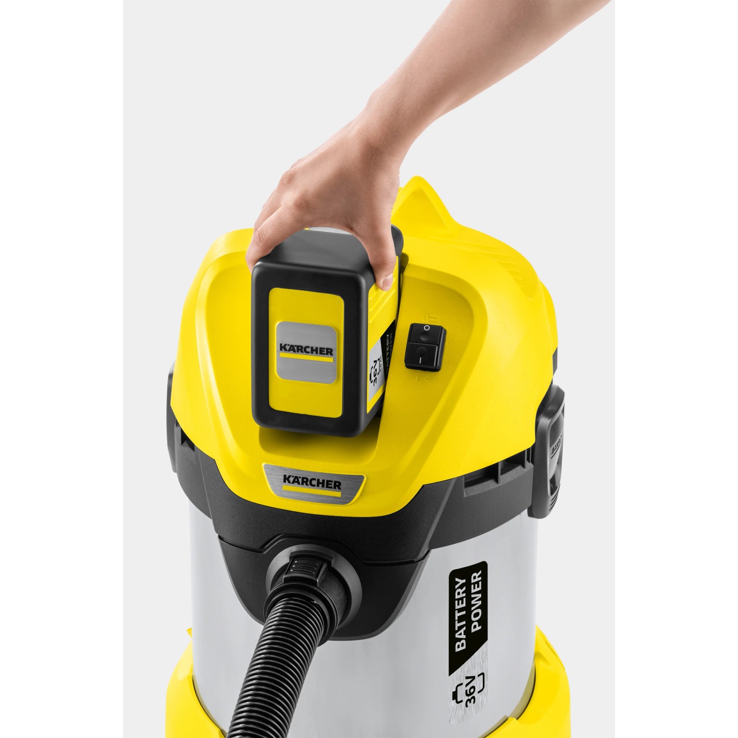 Kärcher Akku-Mehrzwecksauger WD 3 Battery Premium Set mit eingesetztem Akku.