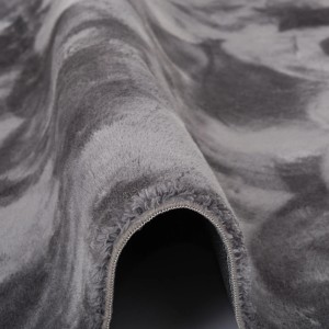 Detailaufnahme: Runder, anthrazitfarbener Fellteppich Pergamon Luxus Super Soft mit Marmormuster.