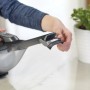 Black+Decker Akku-Handstaubsauger DVA320J mit ausziehbarer Fugendüse in Anwendung.